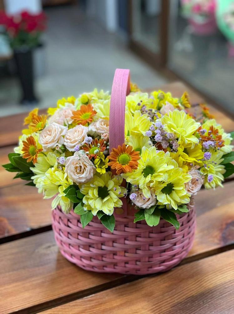 Цветочная композиция из Хризантемы и Розы в корзине в Анциферово