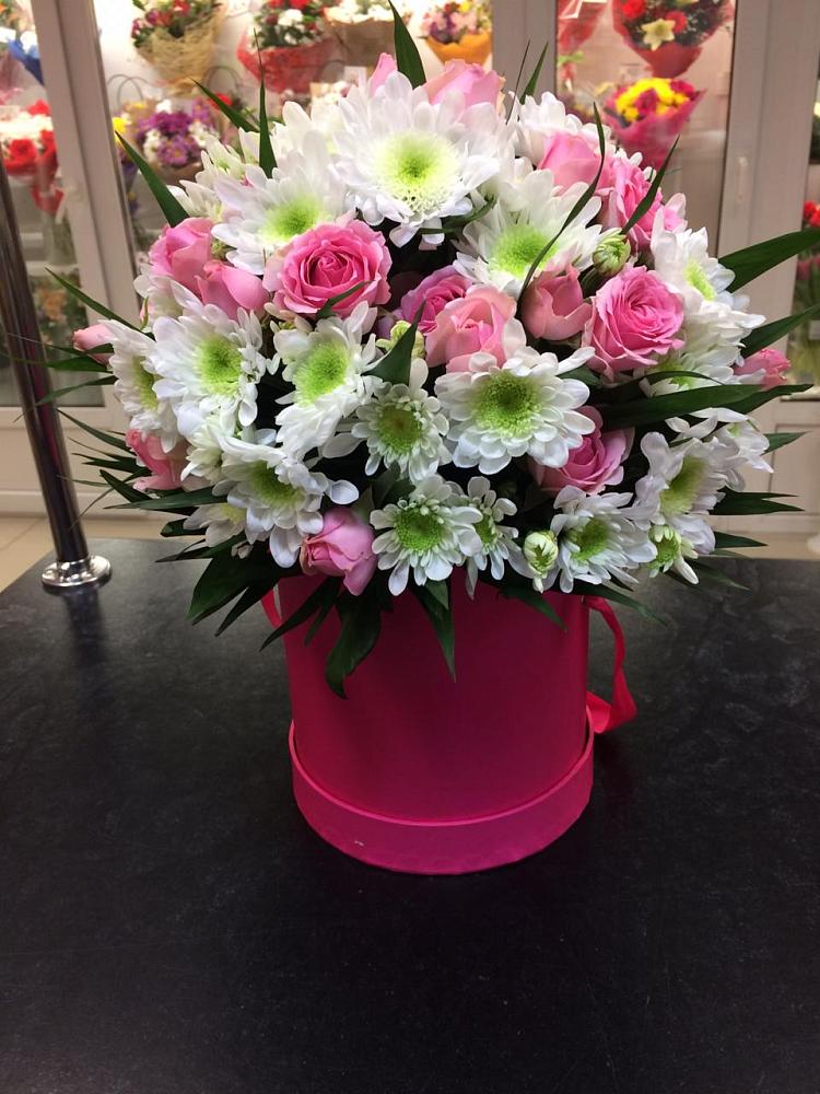 Цветочная композиция из Розы и Хризантемы в шляпной коробке в Анциферово