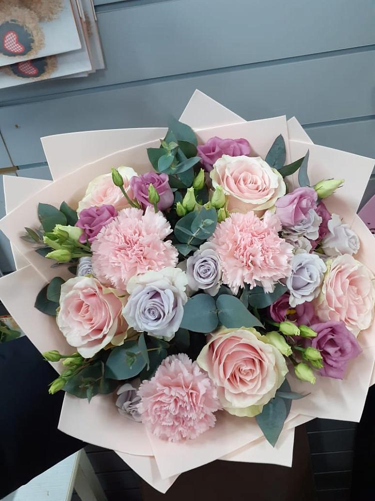 Букет цветов из: Розы, Гвоздики и Лизиантусы в Анциферово